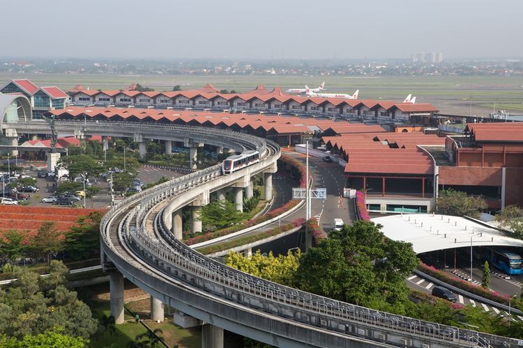 Skytrain atau Kereta Layang melintas di Bandara Internasional Soekarno-Hatta, Tangerang, Banten.