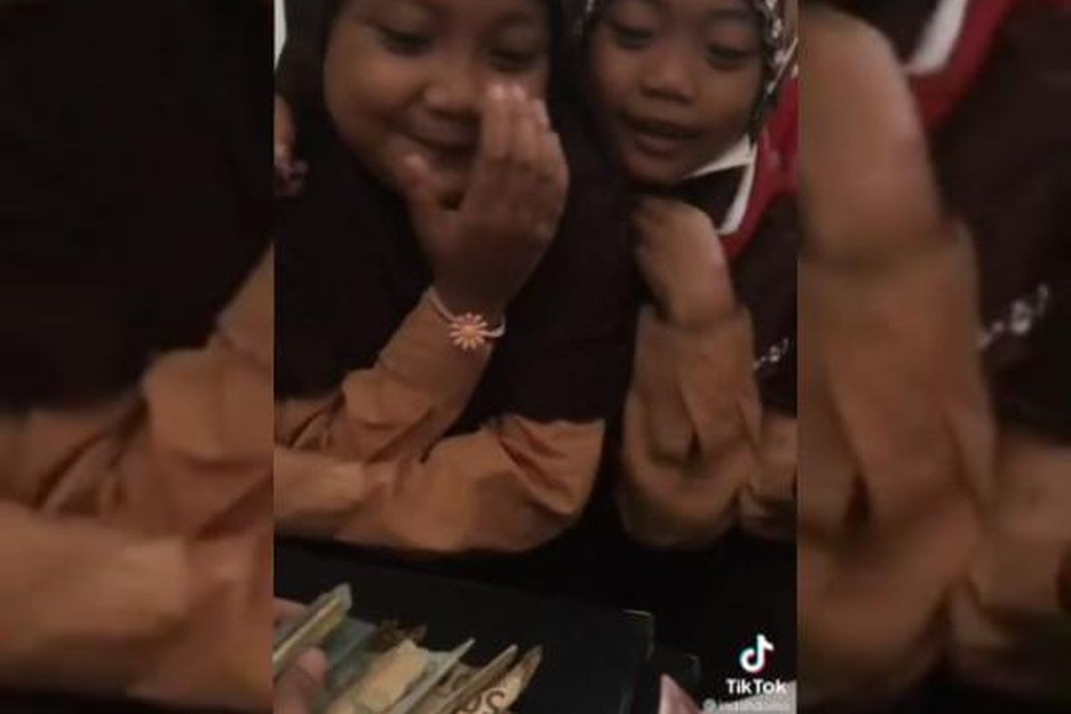 Siswa SD di Lamongan, Jawa Timur, saat memberikan menyisihkan uang jajannya untuk bantu pengobatan istri guru