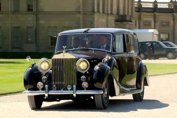 Rolls-Royce Phantom IV digunakan sebagai mobil pernikahan pangeran Harry dan Meghan Markle.