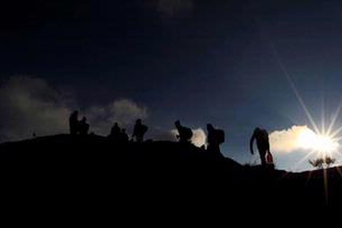 Para pemuda Desa Sembalun, melakukan perjalanan spiritual ke Gunung Rinjani, Lombok, Nusa Tenggara Barat. Saat pagi cerah, Kamis (29/9/2011), mereka turun ke kaldera menuju Danau Segara Anak untuk melanjutkan ritual baiat penemuan jati diri.