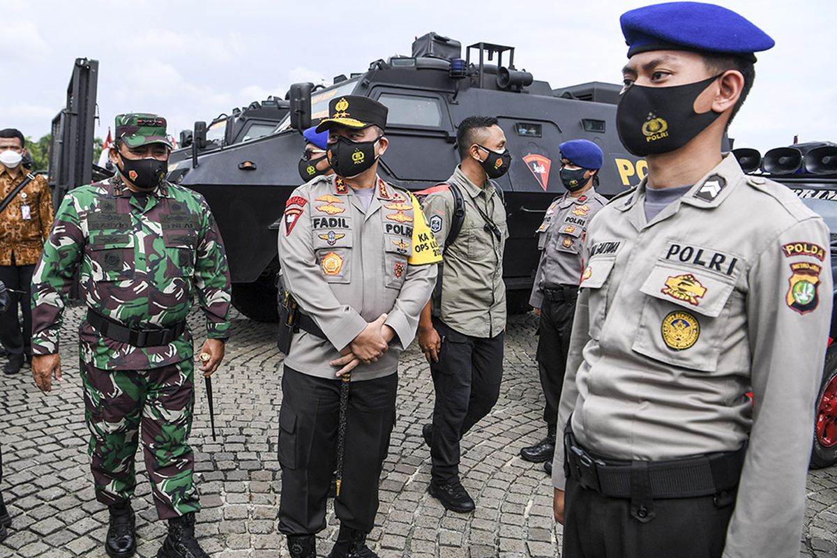 Kapolda Metro Jaya Irjen Pol Fadil Imran (kedua kiri) bersama Panglima Komando Armada (Pangkoarmada) I Laksamana Muda TNI Abdul Rasyid (kiri) meninjau pasukan saat Apel Gelar Pasukan Operasi Lilin Jaya 2020 di kawasan Monumen Nasional (Monas), Jakarta, Senin (21/12/2020). Kegiatan tersebut dalam rangka kesiapan Operasi Lilin Jaya 2020 guna memberikan keamanan dan kenyamanan warga dalam perayaan Natal 2020 dan Tahun Baru 2021.