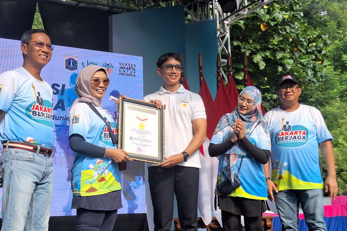 Kepala Dinas Kesehatan Pemprov DKI Jakarta, Ani Ruspitawati menerima rekor MURI untuk kategori ASN terbanyak jalan kaki. Minggu (9/6/2024).