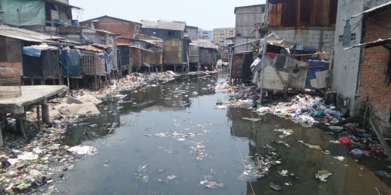 Berbagai jenis sampah mengendap di Kali Gendong, Kelurahan Penjaringan, Jakarta Utara. Saat melewati aliram tersebut, bau menyengat sangat terasa, Kamis (7/9/2017)