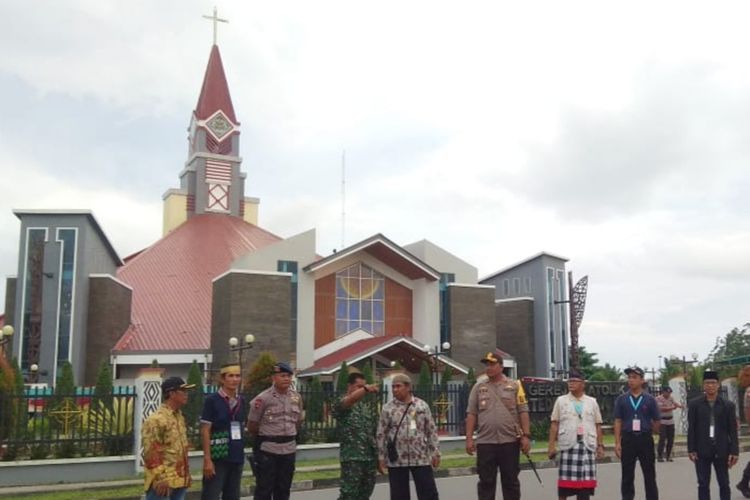 Relawan lintas agama ikut membantu mengamankan Misa Natal di Gereja Katolik Tiga Raja Timika, Selasa (24/12/2019)