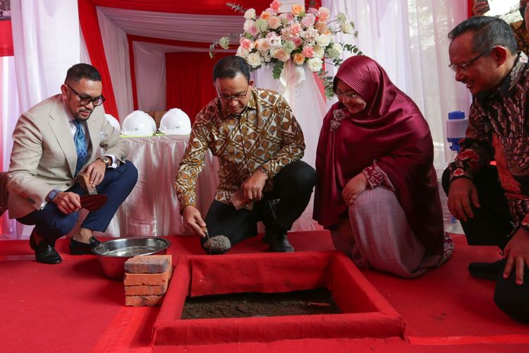 Gubernur DKI Jakarta Anies Baswedan meletakkan batu pertama pembangunan rumah sakit (RS) Toto Tentrem di Tebet, Jakarta Selatan, Senin (26/9/2022) sore.