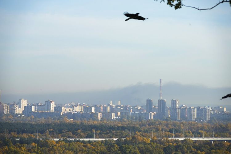 Asap mengepul setelah penembakan Rusia di Kyiv, Ukraina, Selasa, 18 Oktober 2022