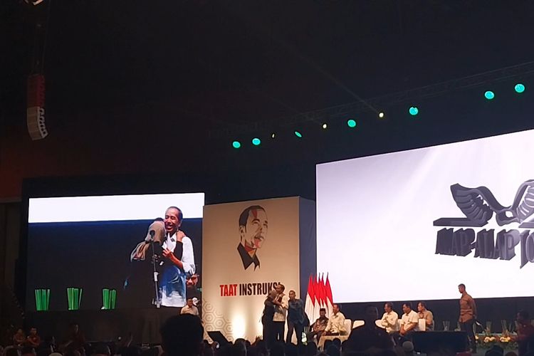 Relawan dari Banten, yakni Ajeng peluk Presiden Joko Widodo (Jokowi) dihadapan ribuan relawan yang menghadiri acara Konsolidasi Akbar Alap-Alap Jokowi, Sentul International Convention Center, Kabupaten Bogor, Sabtu (7/10/2023).