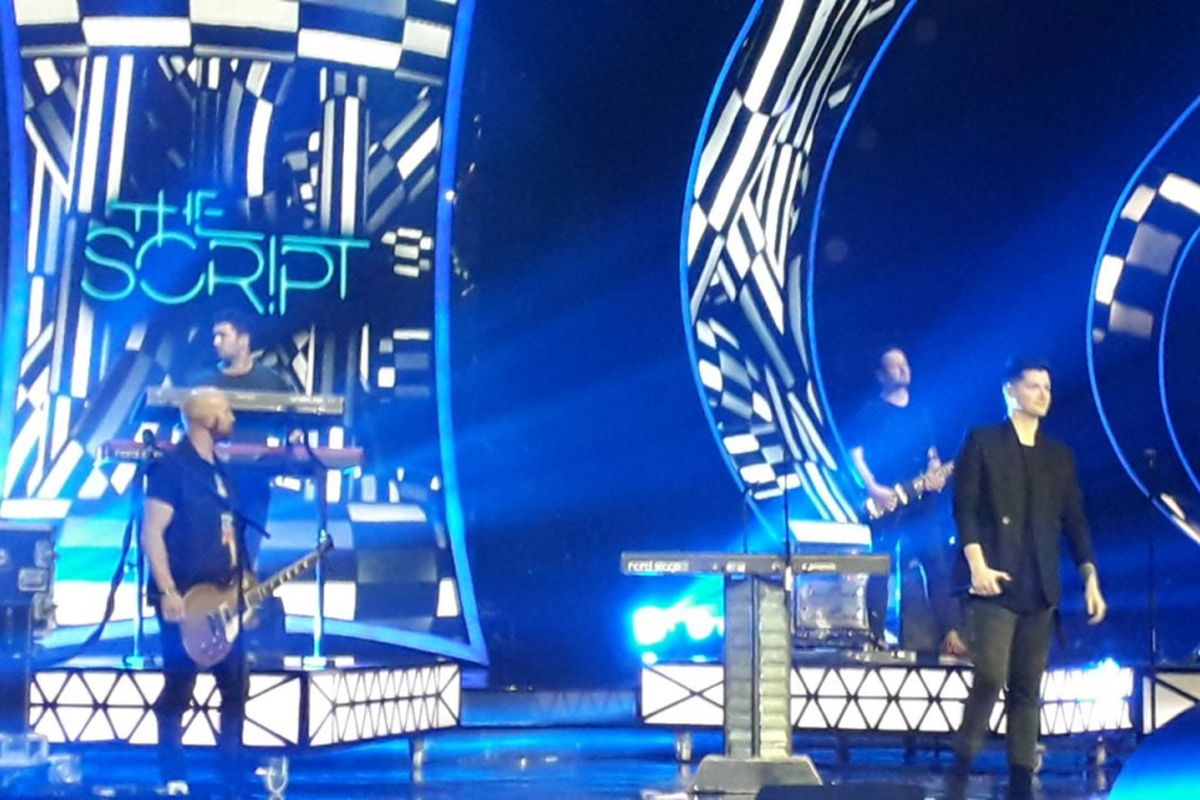 Penampilan The Script di panggung Spektakuler Show Road to Grand Final Indonesian Idol 2018 yang digelar di MNC Studios, Kebon Jeruk, Jakarta Barat, Senin (9/4/2018) malam.