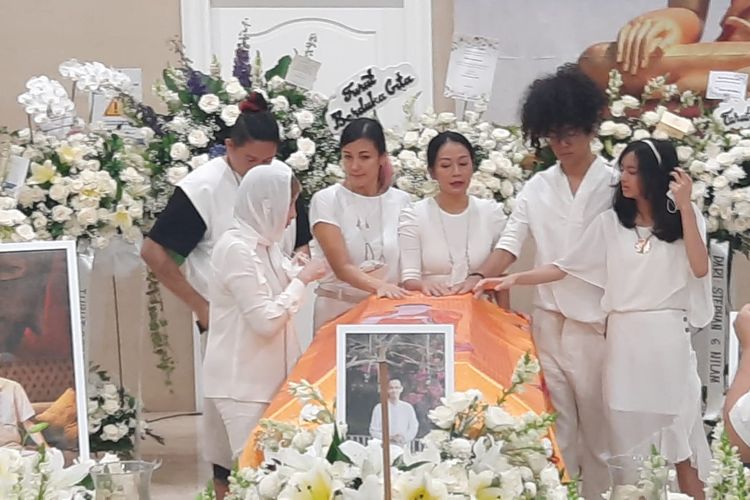 Penyanyi Dewi Lestari dan keluarga usai peti jenazah Reza Gunawan ditutup di rumah duka Grand Heaven Pluit, Jakarta Utara, Kamis (8/9/2022). 