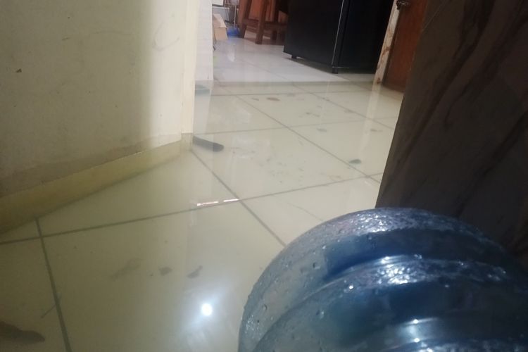 Banjir masuk rumah reporter Kompas.com, Manda Firmansyah di salah satu perumahan di Kelurahan Bahagia, Kecamatan Babelan, Kabupaten Bekasi, pada Senin (19/1/2026).