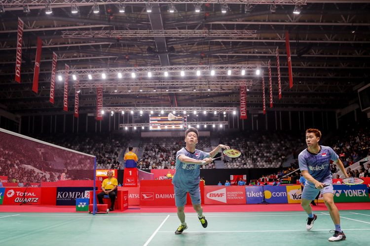 Pasangan ganda putra asal Indonesia Kevin Sanjaya Sukamuljo (kanan) dan Marcus Fernaldi Gideon mengembalikan bola ke arah lawan Agung Saputro dan Hendra Setiawan dalam laga babak kedua Indonesia Master di Istora Senayan, Jakarta, Kamis (25/1/2018). Kevin Sanjaya Sukamuljo dan Marcus Fernaldi Gideon menang dengan dua gim 21-16 dan 23-21. 