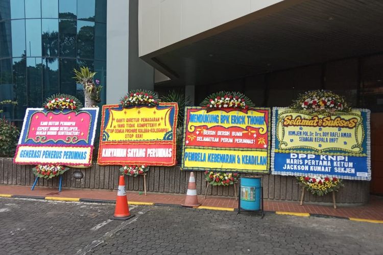 Beberapa karangan bunga di depan gedung BUMN sebagai tanda aksi damai para serikat karyawan yang meminta penggantian direksi ke Menteri BUMN