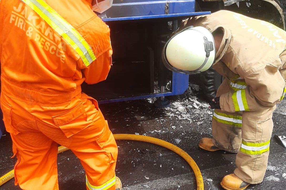 Mobil box milik Kementerian Pekerjaan Umum dan Perumahan Rakyat (PUPR) terbakar di tol Jakarta Outer Ring Road (JORR) KM 35 arah Bekasi, Cipayung, Jakarta Timur, Selasa (14/12/2021).