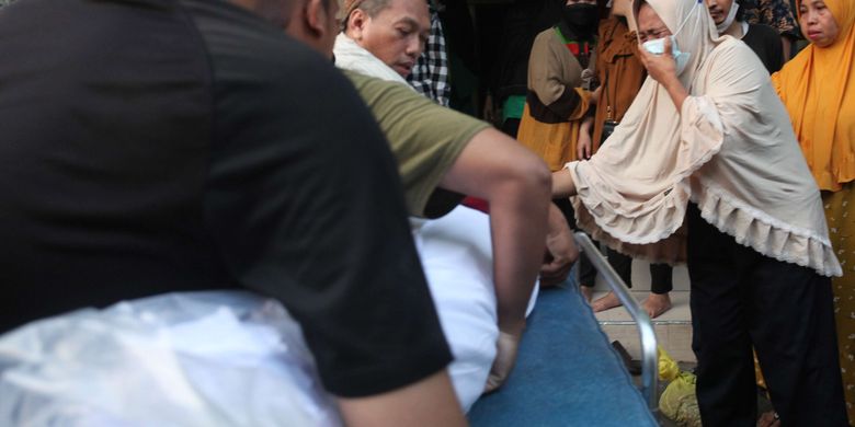 Duka di Benowo Surabaya, Warga Siapkan Liang Lahat untuk Korban Kecelakaan  Bus di Tol Sumo
