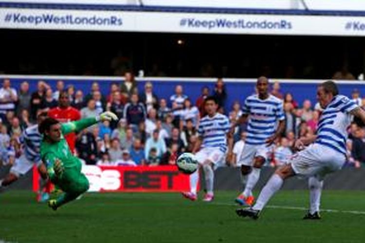 Bek QPR, Richard Dunne, saat salah mengantisipasi umpan silang pemain Liverpool, Glen Johnson, yang berujung gol pada lanjutan Premier League di Stadion Loftus Road, Minggu (19/10/2014). 