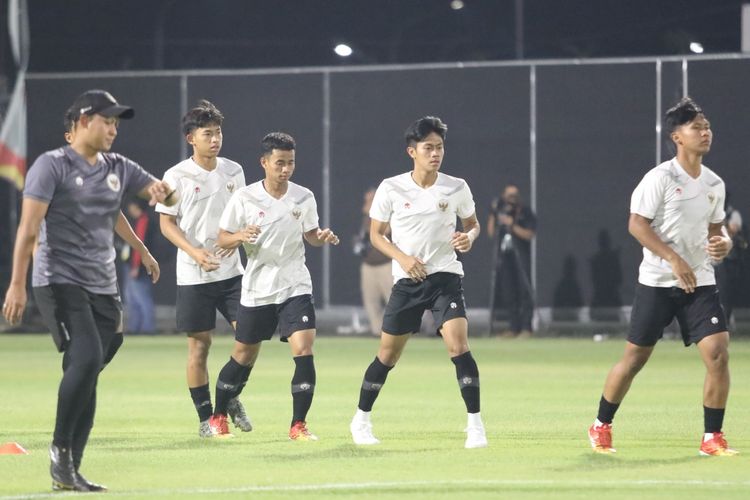 Para pemain Timnas Indonesia U17 menjalani latihan di Lapangan A, komplek Stadion Gelora Bung Tomo, Surabaya, Selasa (7/11) malam.  
