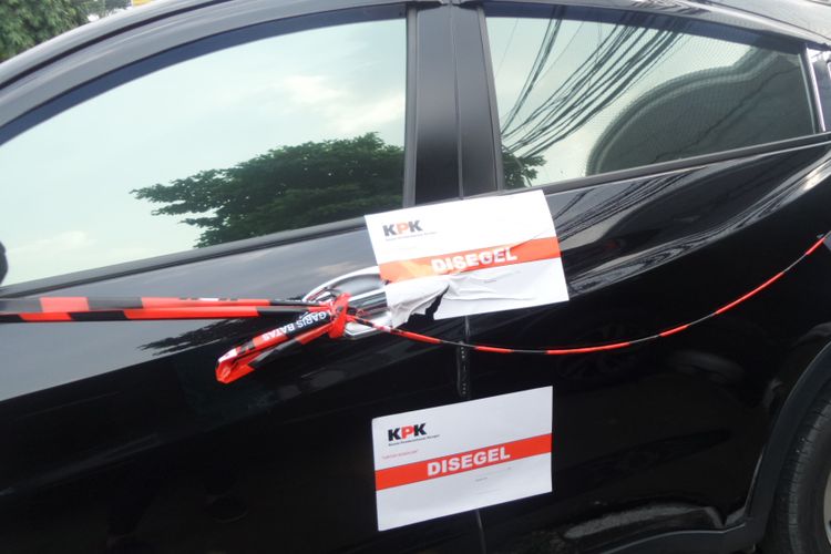 Sebuah mobil Honda HR-V berplat nomor B 160 TMZ yang diparkir di halaman Pengadilan Negeri Jakarta Selatan disegel KPK, Senin (21/8/2017). 