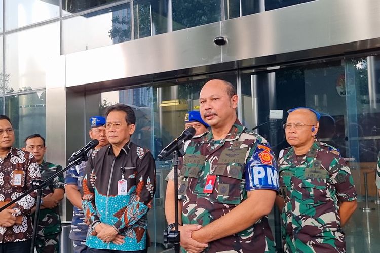 Komandan Pusat Polisi Militer (Danpuspom) TNI Marsekal Muda Agung Handoko dan Wakil Ketua KPK Johanis Tanak, Jumat (28/7/2023).