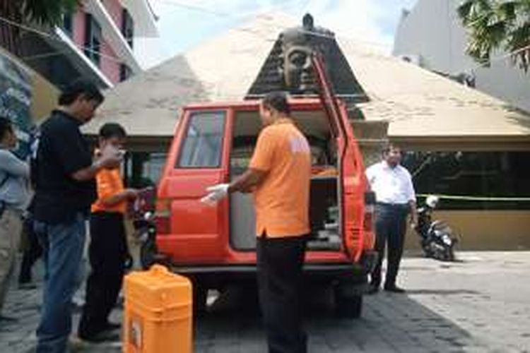 Tim Inafis sedang olah TKP di Bar Pyramid Jalan Dewi Sri Kuta,Senin(8/8/2016) 