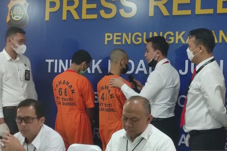Konferensi pers penangkapan dua warga Sumatera Selatan yang mempromosikan judi online lewat YouTube, Rabu (24/8/2022).