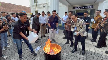 Polisi dan BI Bakar 12.270 Lembar Uang Palsu di Kota Solo