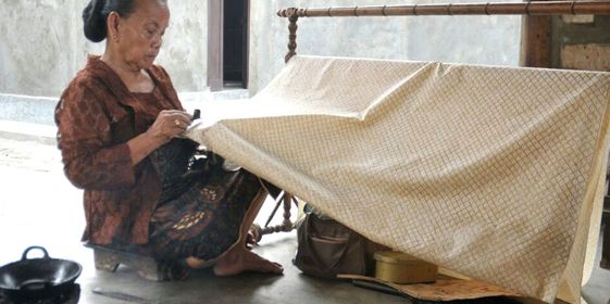 Kampung Batik Solo - Seorang pengrajin batik di Kampung Batik Laweyan, Surakarta, Jawa Tengah.