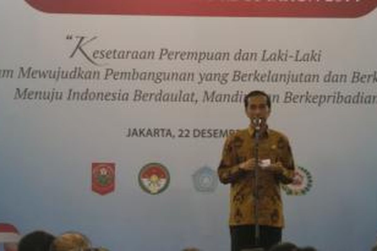Presiden Joko Widodo memberikan sambutan dalam peringatan Hari Ibu di GOR Ciracas, Jakarta, Senin (22/12/2014)