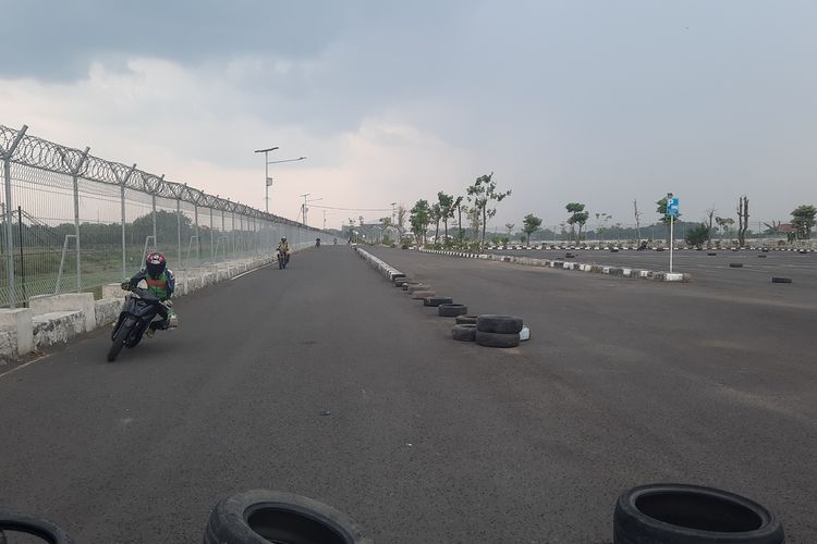 Sejumlah pebalap motor sedang melakukan latihan balap di lahan parkir Bandara Ngloram yang terletak di Kecamatan Cepu, Kabupaten Blora, Jawa Tengah, pada Minggu (4/9/2022)