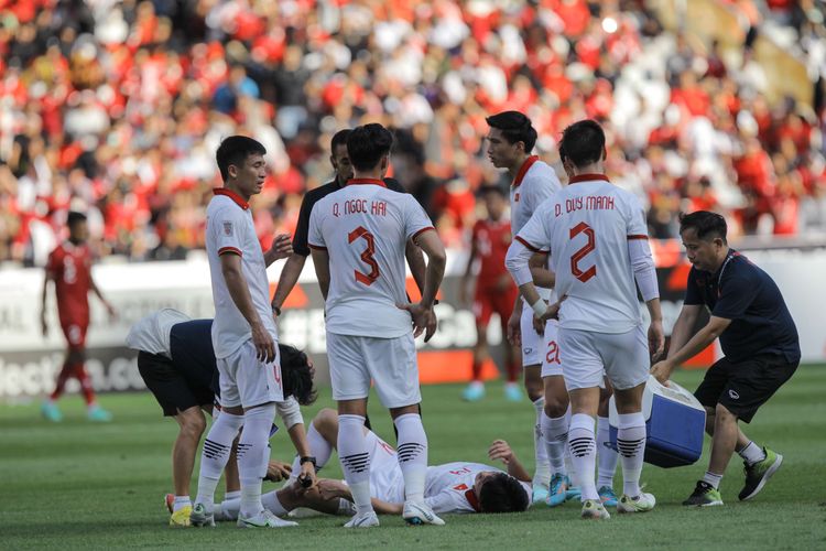 Pemain timnas Vietnam, Nguyen Hoang Duc cedera pada leg pertama semifinal Piala AFF 2022 melawan timnas Indonesia di Stadion Utama Gelora Bung Karno (SUGBK), Jakarta, Jumat (6/1/2023). Pertandingan ini berakhir dengan skor 0-0. Selanjutnya, Vietnam akan melawan Thailand pada final Piala AFF 2022.