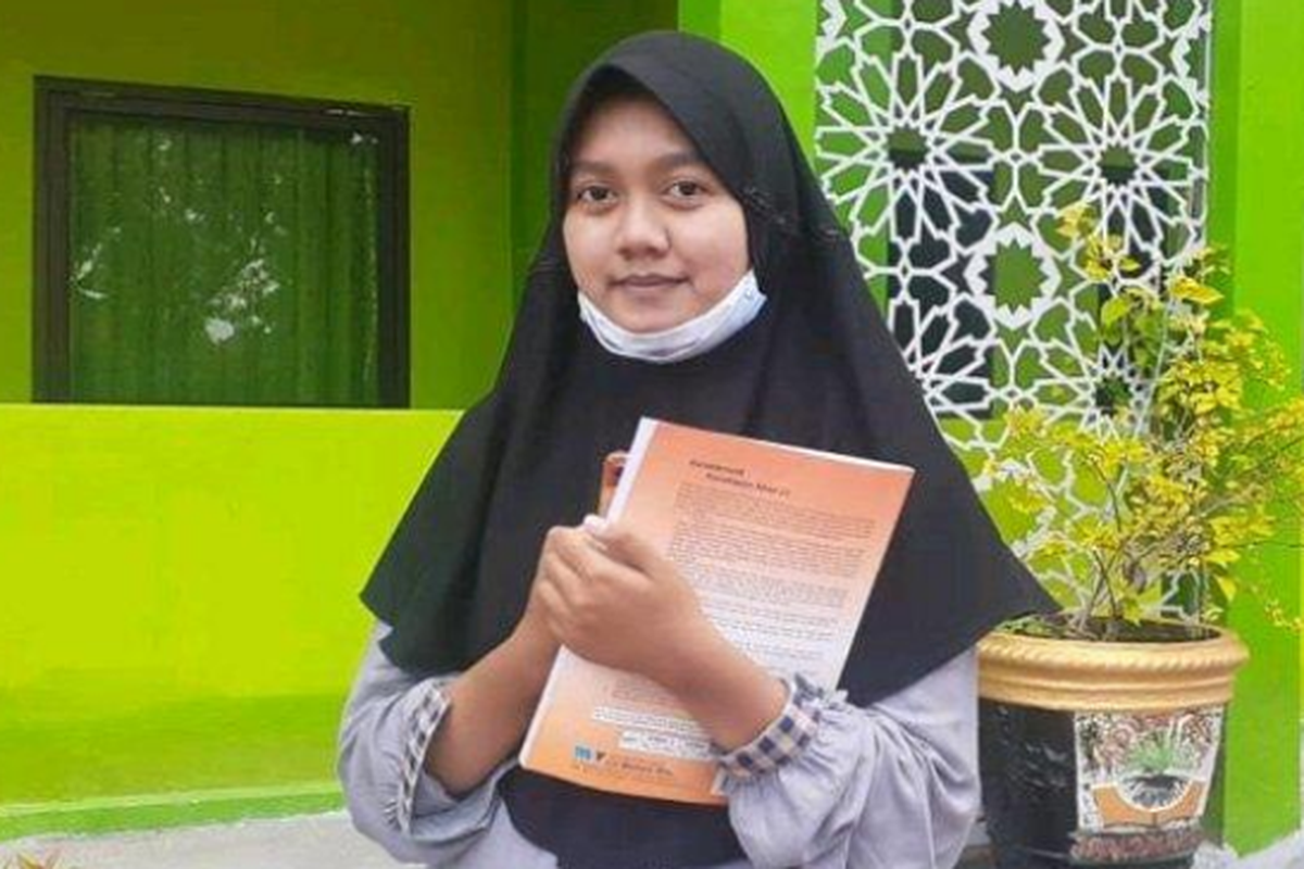 Ainiyah Hasna Fadhilah menjadi mahasiswa termuda di Universitas Airlangga (Unair) di usianya yang baru menginjak 15 tahun 4 bulan.