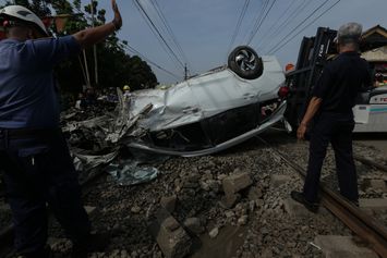 Evakuasi Mobil Tertabrak KRL di Citayam