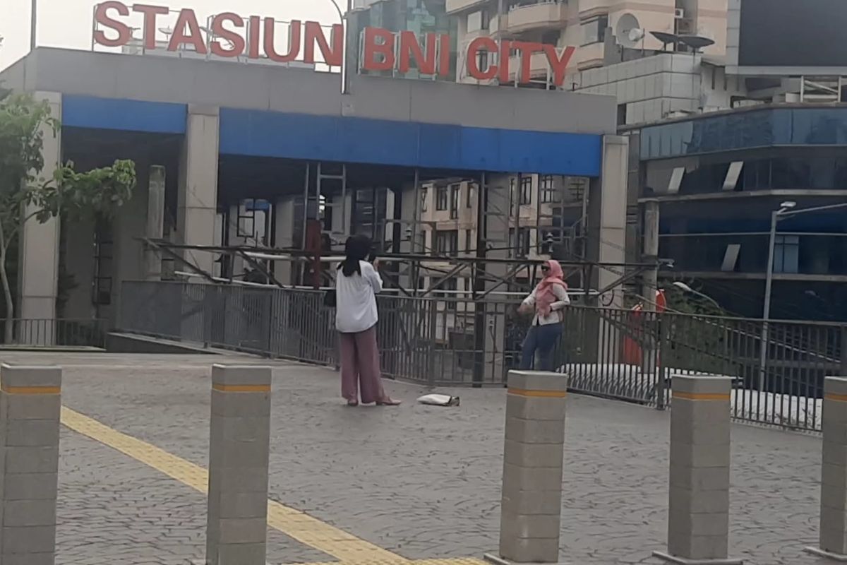 Tugu Sepatu di Jalan Jenderal Sudirman, Jakarta Pusat, dibongkar setelah menjadi sasaran aksi vandalisme. Petugas keamanan setempat, Ahmad, mengatakan bahwa Tugu Sepatu dibongkar oleh sejumlah orang pada Senin (20/9/2021), pukul 01.00 WIB.