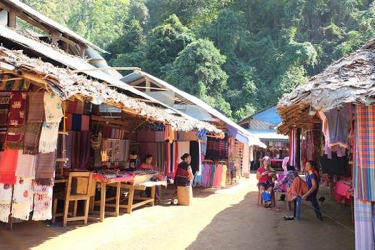 Desa Suku Karen di Provinsi Mae Hong Son, Thailand, yang terkenal dengan perempuan berleher panjang atau long-neck.