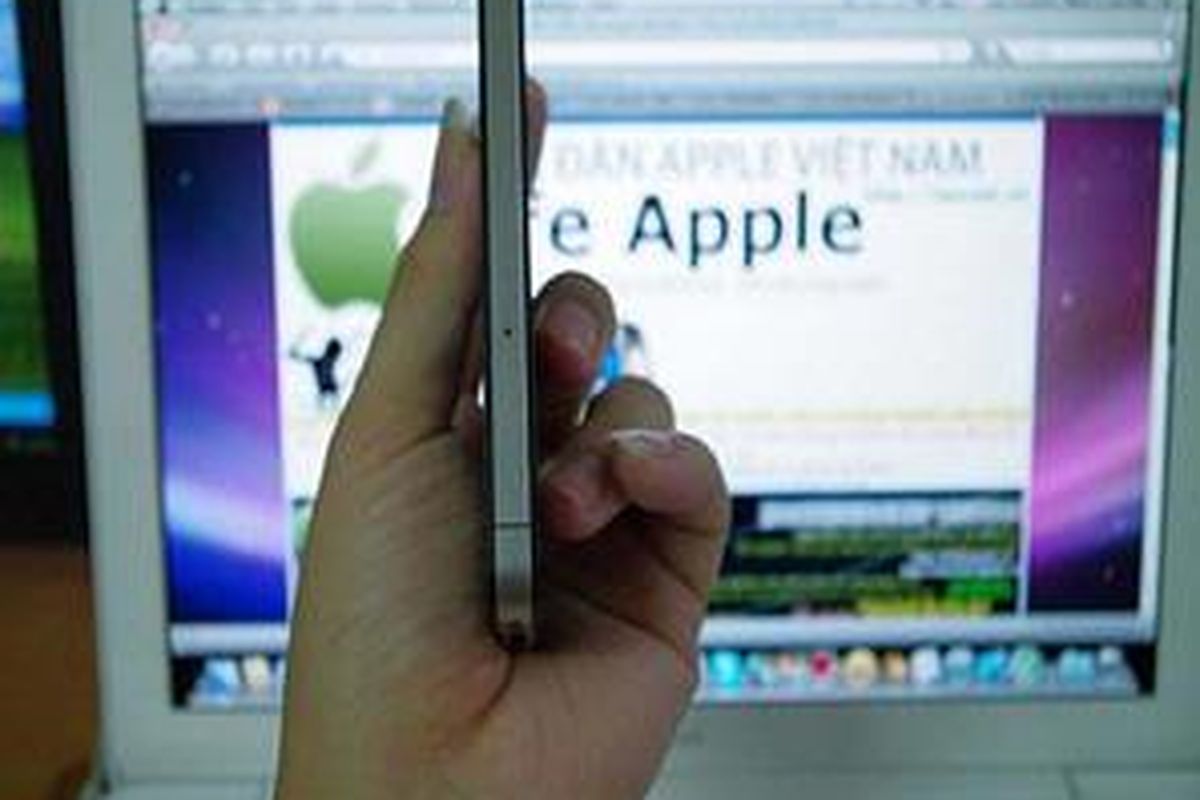 A photo of a 4th generation iPhone taken from two iVietnamese 