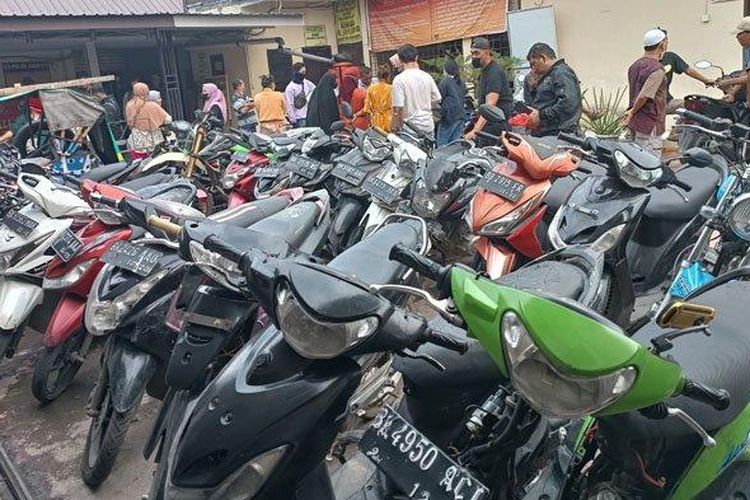 Puluhan sepeda motor yang Diamankan di Mapolsek Percut Sei Tuan dari Kawasan Bandar Klippa, Kabupaten Deli Serdang, Sumut, Rabu (11/1/2023).  

