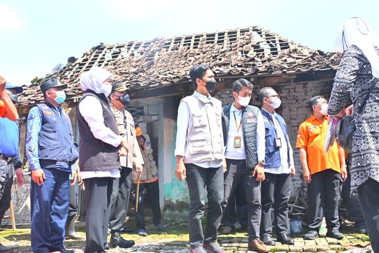 KUNJUNGI—Gubernur Jawa Timur, Khofifah Indar Parawansa didampingi Bupati Madiun, Ahmad Dawami mengunjungi Desa Sidomulyo, Kecamatan Wonoasri, Kabupaten Madiun, Jumat (17/12/2021). Desa itu menjadi wilayah yang paling terdampak bencana angin puting beliung Rabu (15/12/2021) lalu.