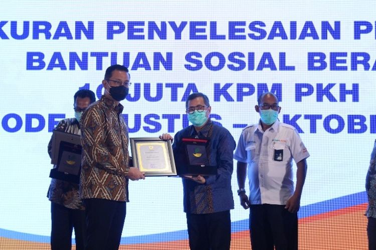 Penyerahan Piagam Penghargaan dari Kementerian Sosial RI kepada DNR Corporation di Hotel Grand Hyatt, Jakarta, pada 2020. 