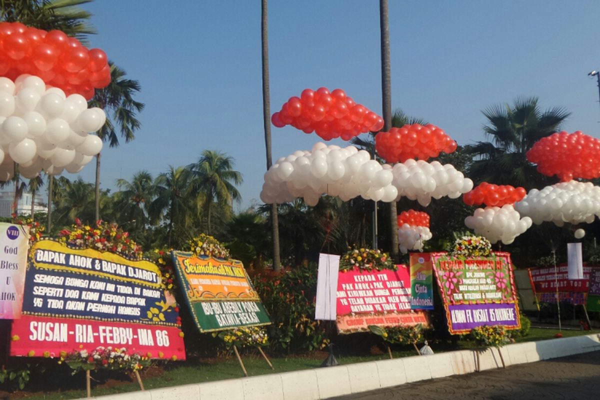 Pendukung membawa balon-balon untuk Ahok ke Balai Kota DKI Jakarta, Jalan Medan Merdeka Selatan, Senin (8/5/2017). 