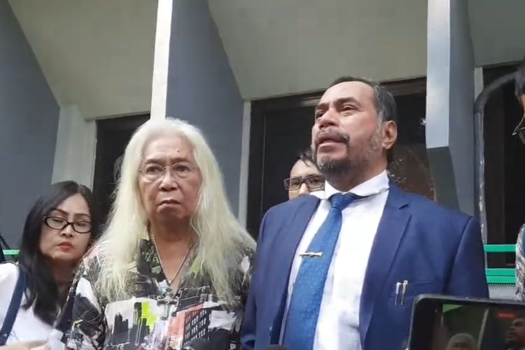 Gideon Tengker (kiri) didampingi kuasa hukumnya, Erles Rareral, memberi keterangan pers seusai sidang gugatan harta gana-gini terhadap Rieta Amilia di Pengadilan Negeri Jakarta Selatan, Kamis (22/6/2023).