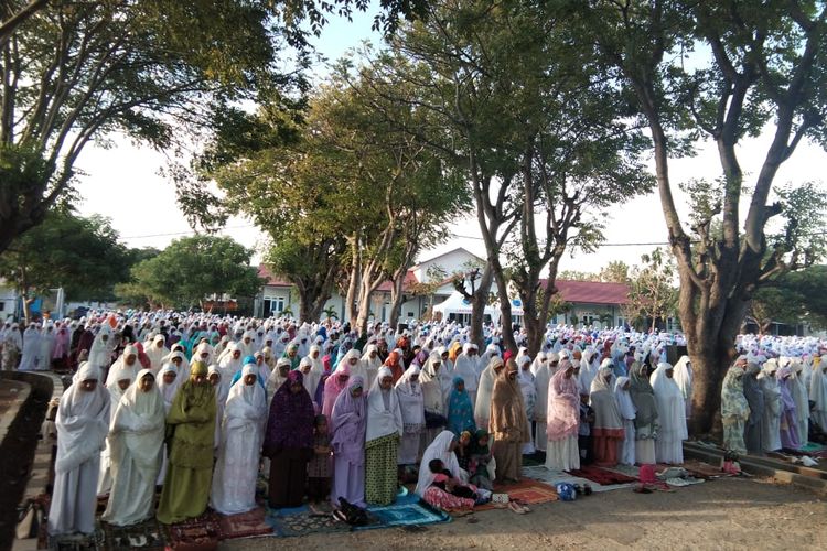 Ribuan umat muslim Shalat Idul Fitri 1440 H, berlangsung di Lapangan Sepak Bola Komplek TNI AL Osmok, Kelurahan Namosain, Kecamatan Alak, Kota Kupang, Nusa Tenggara Timur (NTT)