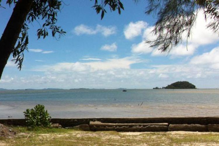 Panorama laut biru kecoklatan dilihat dari tepi Pantai Tanjung Pendam yang terletak di Kelurahan Kampung Parit, Kecamatan Tanjung Pandan, Kabupaten Belitung, Kepulauan Bangka Belitung, Senin (7/3/2016).