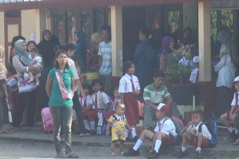 Siswa Menangis pada Hari Pertama Sekolah, Menteri Anies Ikut Membujuk