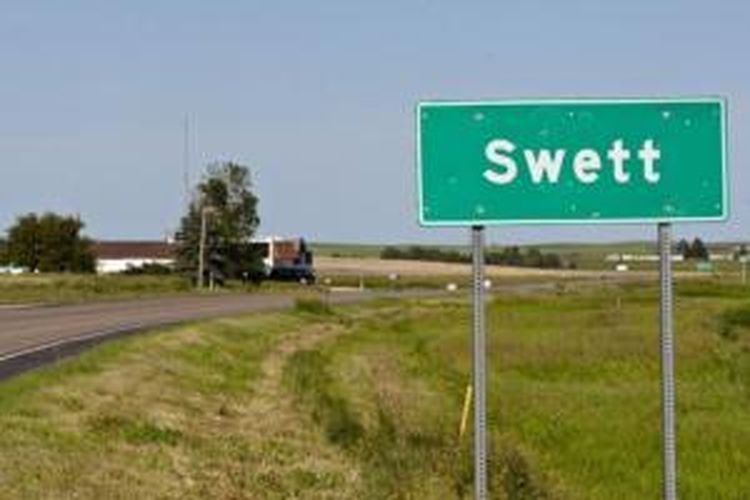 Papan nama ini menunjukkan batas kota Swett, Dakota Selatan, AS. Kota ini dijual pemiliknya dengan harga 