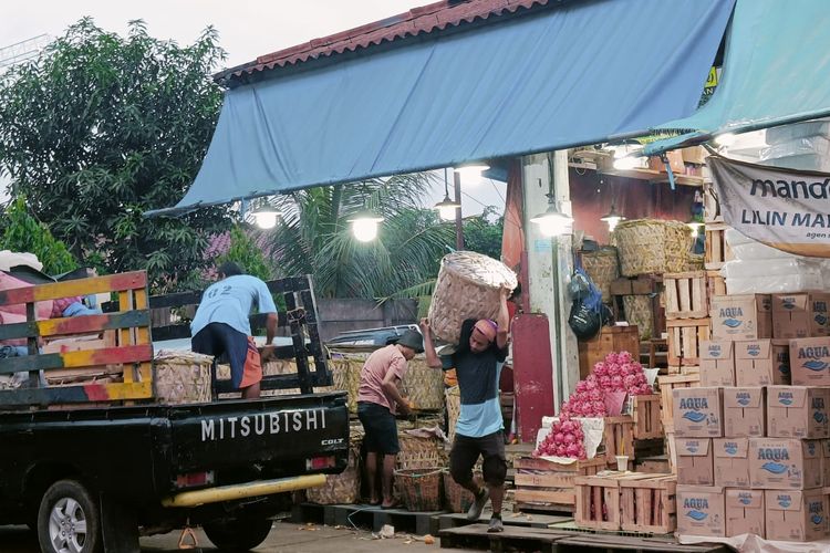 Aktivitas kuli panggul yang sedang melakukan bongkar muatan buah dan sayuran di Pasar Induk Tanah Tinggi Kota Tangerang, Selasa (14/3/2023). Aktivitas bongkar muat buah dan sayur di pasar tersebut bisa dilihat sepanjang hari karena pasar itu buka selama 24 jam 