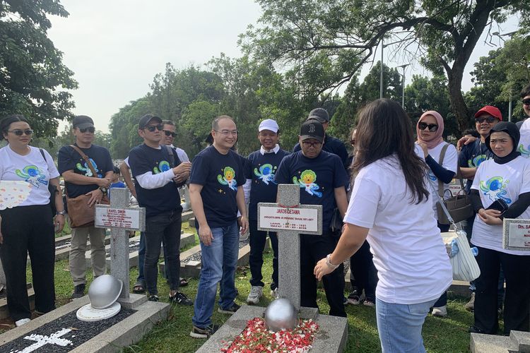 Kompas.com menggelar rangkaian ziarah Napak Tilas Pendiri KG ke makam Jakob Oetama dan Petrus Kanisius (PK) Ojong, sebagai bentuk penghormatan sekaligus untuk perayaan Hari Ulang Tahun ke-30 Kompas.com yang jatuh pada hari ini, Minggu (14/9/2025).