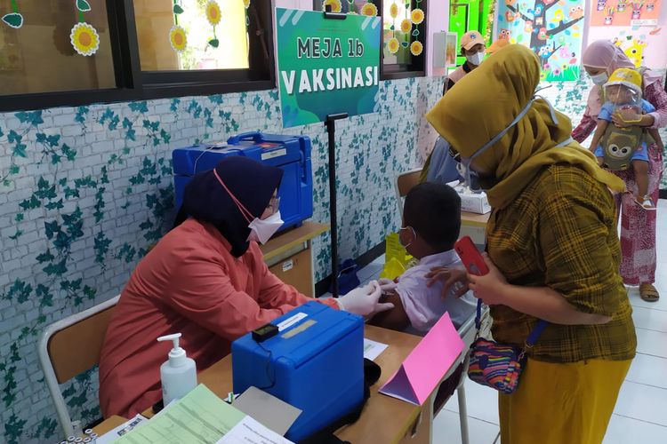 Vaksinasi anak usia 6-11 tahun di SDN Wijaya Kusuma 02 Grogol Petamburan, Selasa (14/12/2021). 