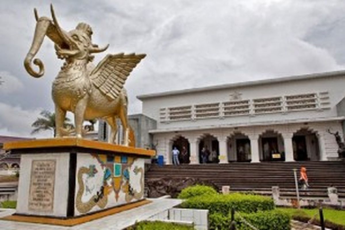 Patung Lembuswana di depan Museum Mulawarman, Tenggarong - Kutai Kartanegara, Kalimantan Timur.