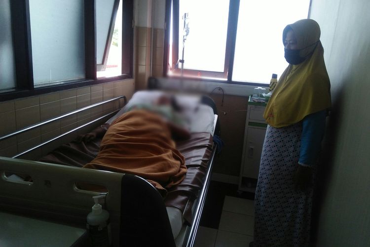 Siti Zulaili (kanan), menunggu anaknya berinisial MDM yang menjalani perawatan medis di Rumah Sakit Semen Gresik, Jawa Timur, Jumat (20/1/2023).