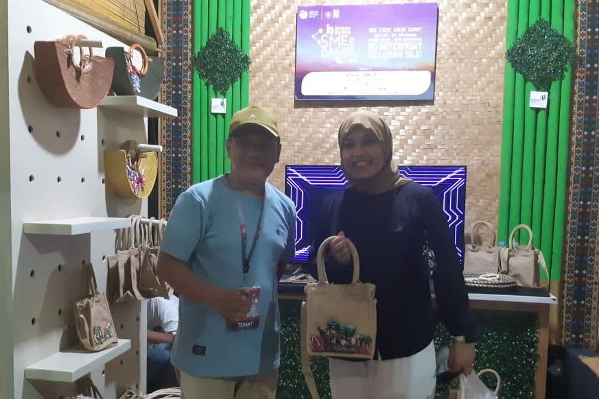 Cocos Trisada dari Iranty Design, pelaku UMK dari Kebumen, Jawa Tengah, yang turut hadir di ajang KTT ASEAN 2023 dengan aneka produk kerajinannya. Cocos Trisada merupakan pelaku UMK binaan Kementerian Koperasi dan UKM (KemenKopUKM) memproduksi kerajinan dari bahan bambu, eceng gondok, dan mendong (semacam rumput liar) bersama masyarakat yang tergabung dalam kelompok perajin.