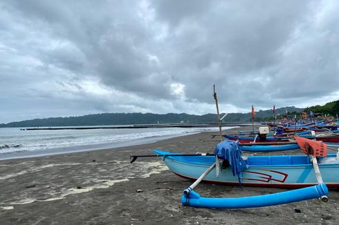 Menikmati Deburan Ombak Sore Hari di Pantai Teluk Penyu Cilacap